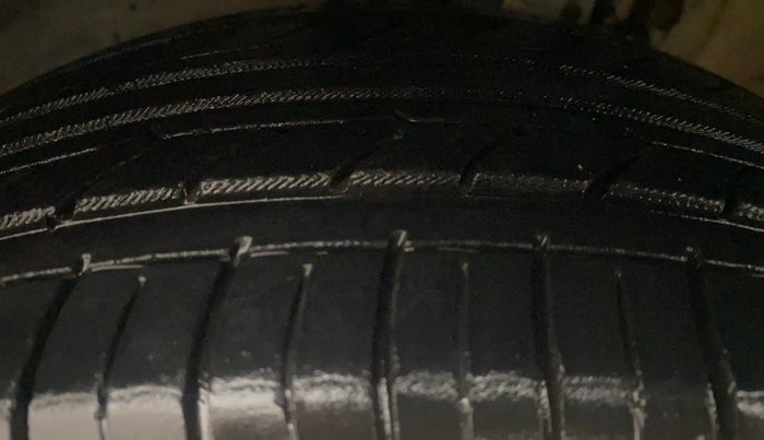 2013 Volkswagen Vento HIGHLINE 1.6 MPI, Petrol, Manual, 51,547 km, Left Front Tyre Tread