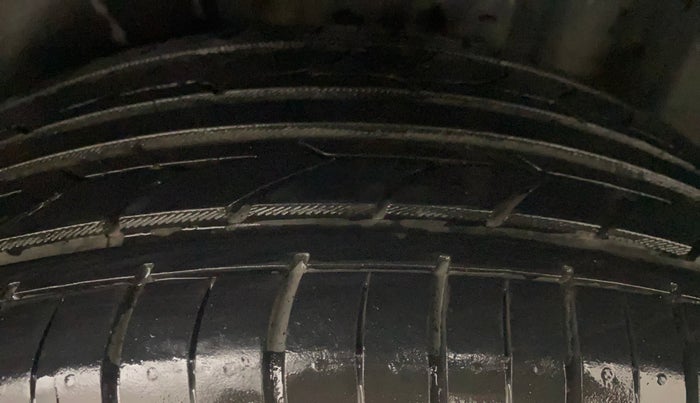 2013 Volkswagen Vento HIGHLINE 1.6 MPI, Petrol, Manual, 51,547 km, Left Rear Tyre Tread