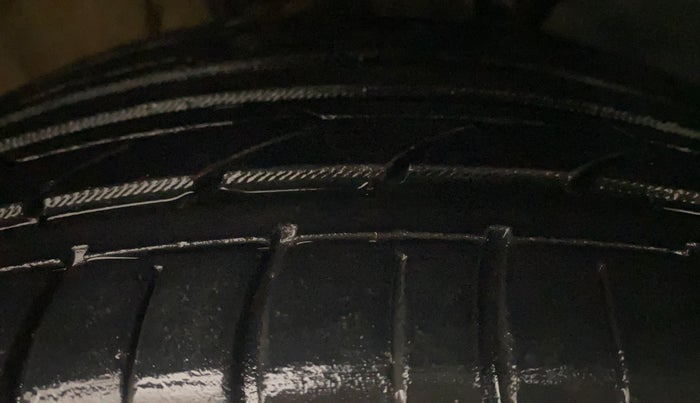 2013 Volkswagen Vento HIGHLINE 1.6 MPI, Petrol, Manual, 51,547 km, Right Front Tyre Tread