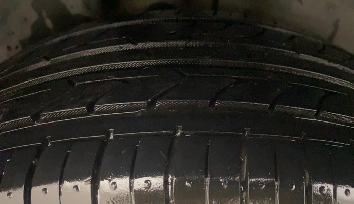 2013 Volkswagen Vento HIGHLINE 1.6 MPI, Petrol, Manual, 51,547 km, Right Rear Tyre Tread