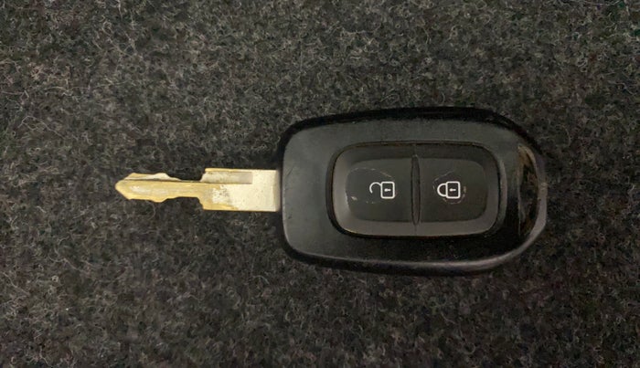 2017 Renault Kwid RXT 1.0 AMT (O), Petrol, Automatic, 31,419 km, Key Close Up