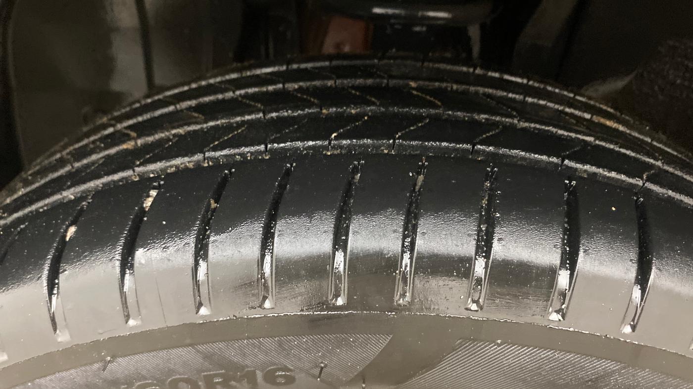 2021 Renault Kiger RXZ TURBO CVT DUAL TONE, Petrol, Automatic, 53,946 km, Left Front Tyre Tread