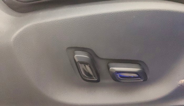 2023 MG ASTOR SAVVY 1.5 CVT, Petrol, Automatic, 37,770 km, Driver Side Adjustment Panel