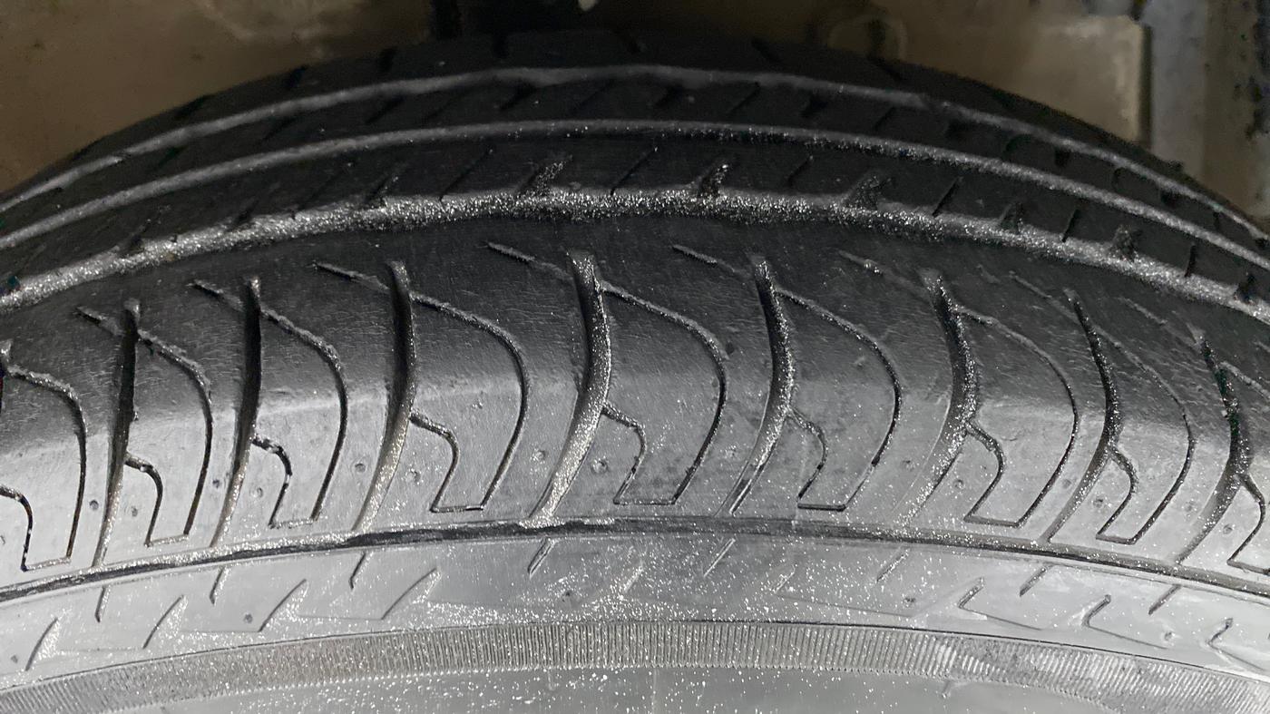 2013 Maruti Swift VXI D, Petrol, Manual, 56,313 km, Right Front Tyre Tread