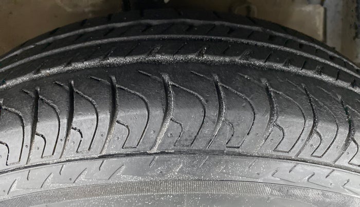 2013 Maruti Swift VXI D, Petrol, Manual, 56,313 km, Right Front Tyre Tread