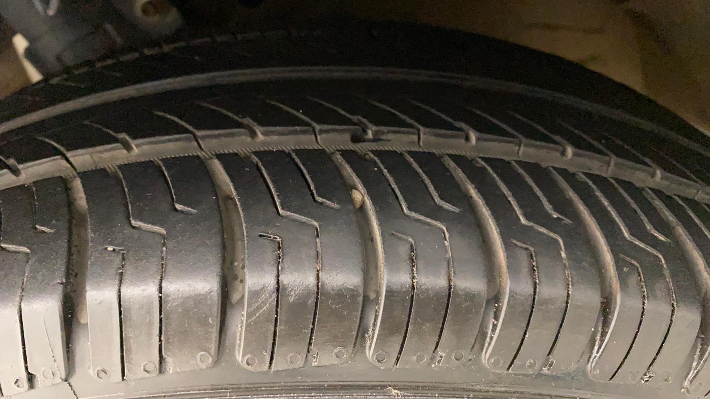 2014 Maruti Ertiga VXI, Petrol, Manual, 53,766 km, Left Front Tyre Tread