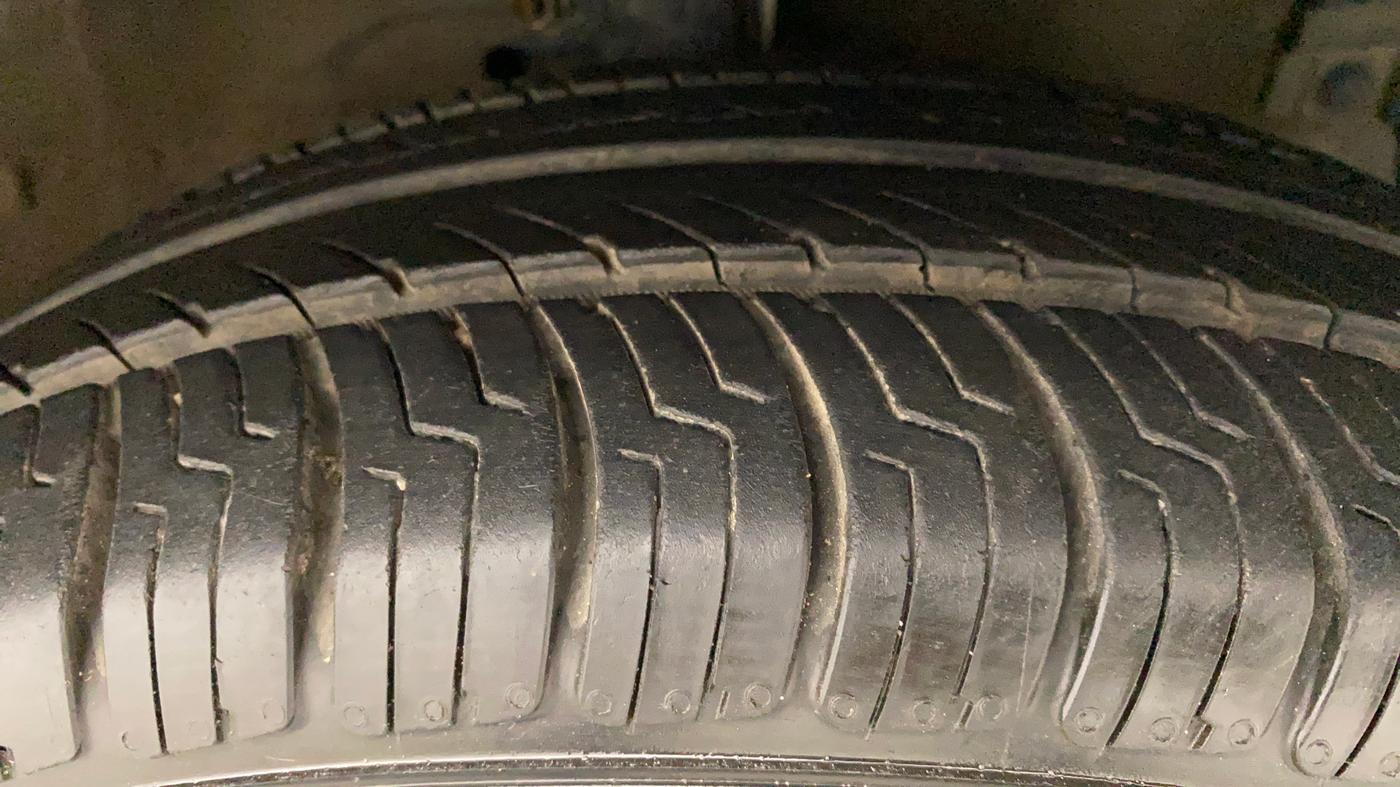 2014 Maruti Ertiga VXI, Petrol, Manual, 53,766 km, Right Front Tyre Tread