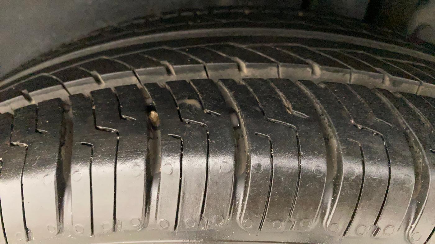 2014 Maruti Ertiga VXI, Petrol, Manual, 53,766 km, Left Rear Tyre Tread