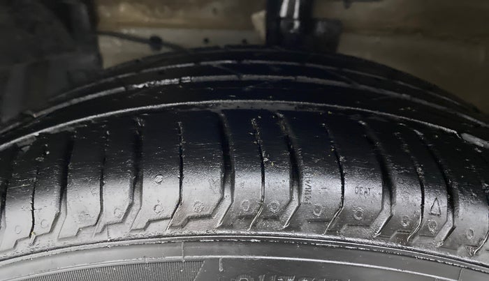 2018 Maruti Ciaz ALPHA 1.5 SHVS PETROL, Petrol, Manual, 45,165 km, Left Front Tyre Tread
