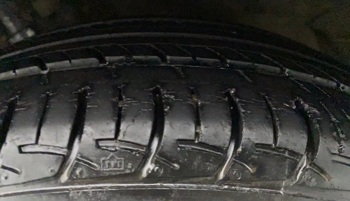 2016 Maruti Ertiga VXI, Petrol, Manual, 42,074 km, Left Rear Tyre Tread
