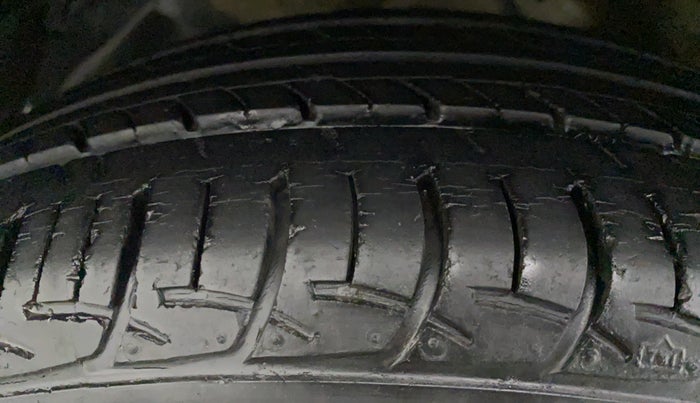 2016 Maruti Ertiga VXI, Petrol, Manual, 42,074 km, Left Front Tyre Tread