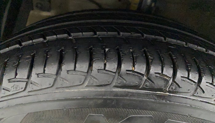 2016 Maruti Ertiga VXI, Petrol, Manual, 42,074 km, Right Front Tyre Tread