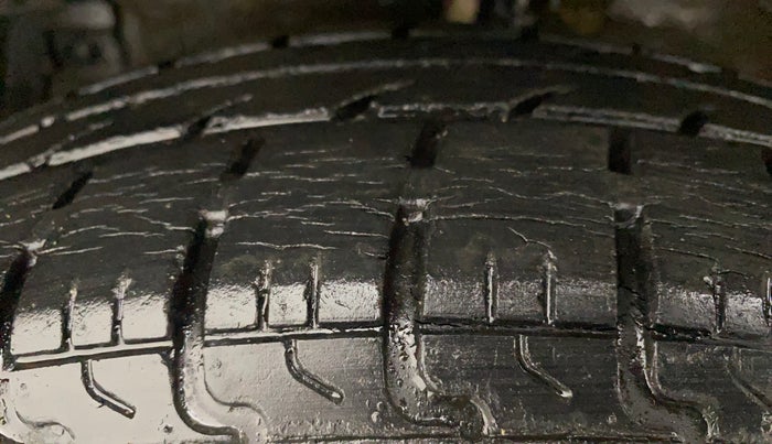 2016 Maruti Swift VXI, Petrol, Manual, 38,391 km, Left Front Tyre Tread