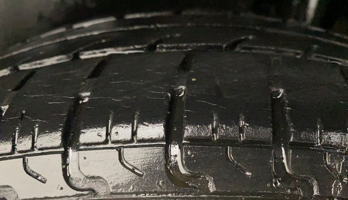 2016 Maruti Swift VXI, Petrol, Manual, 38,391 km, Left Rear Tyre Tread