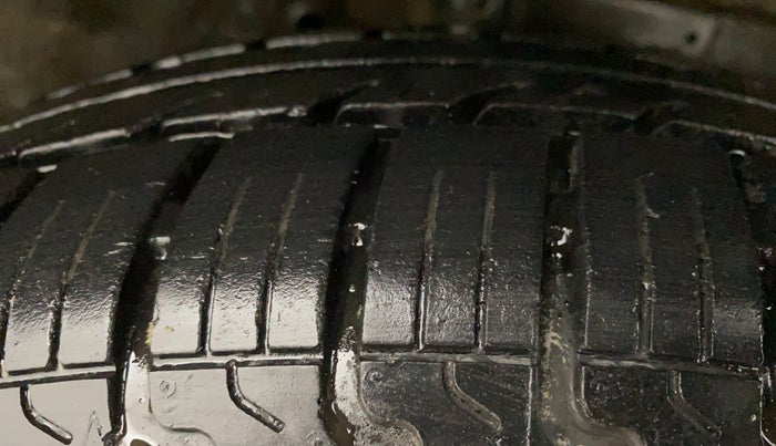 2016 Maruti Swift VXI, Petrol, Manual, 38,391 km, Right Front Tyre Tread