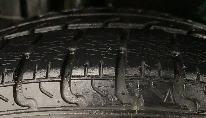 2016 Maruti Swift VXI, Petrol, Manual, 38,391 km, Right Rear Tyre Tread