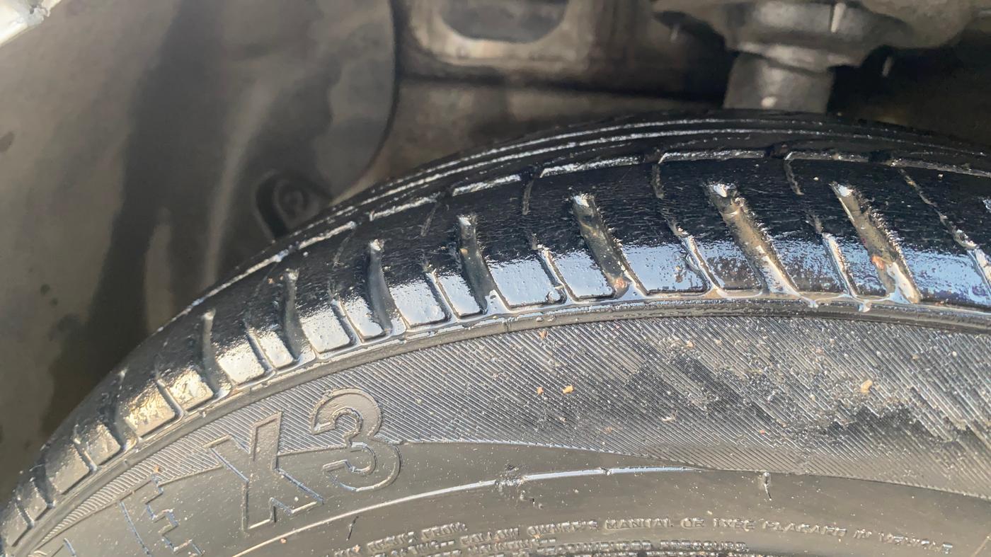 2017 Hyundai Xcent E+, Petrol, Manual, 1,01,762 km, Left Front Tyre Tread