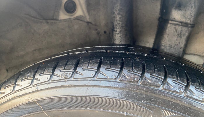 2017 Hyundai Xcent E+, Petrol, Manual, 1,01,762 km, Left Rear Tyre Tread