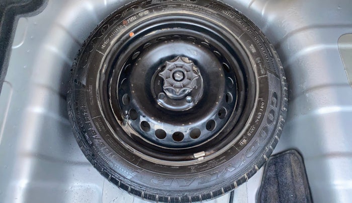 2017 Hyundai Xcent E+, Petrol, Manual, 1,01,762 km, Spare Tyre