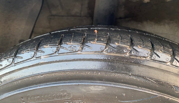 2017 Hyundai Xcent E+, Petrol, Manual, 1,01,762 km, Right Rear Tyre Tread