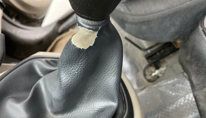 2016 Datsun Go T, Petrol, Manual, 64,169 km, Gear lever - Boot cover slightly torn