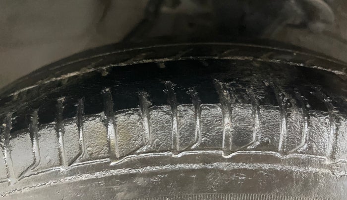 2016 Hyundai i10 MAGNA 1.1, Petrol, Manual, 39,842 km, Right Front Tyre Tread