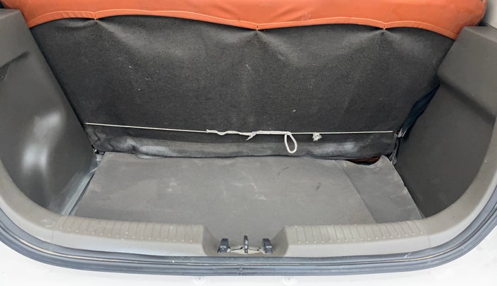 2016 Hyundai i10 MAGNA 1.1, Petrol, Manual, 39,842 km, Boot Inside