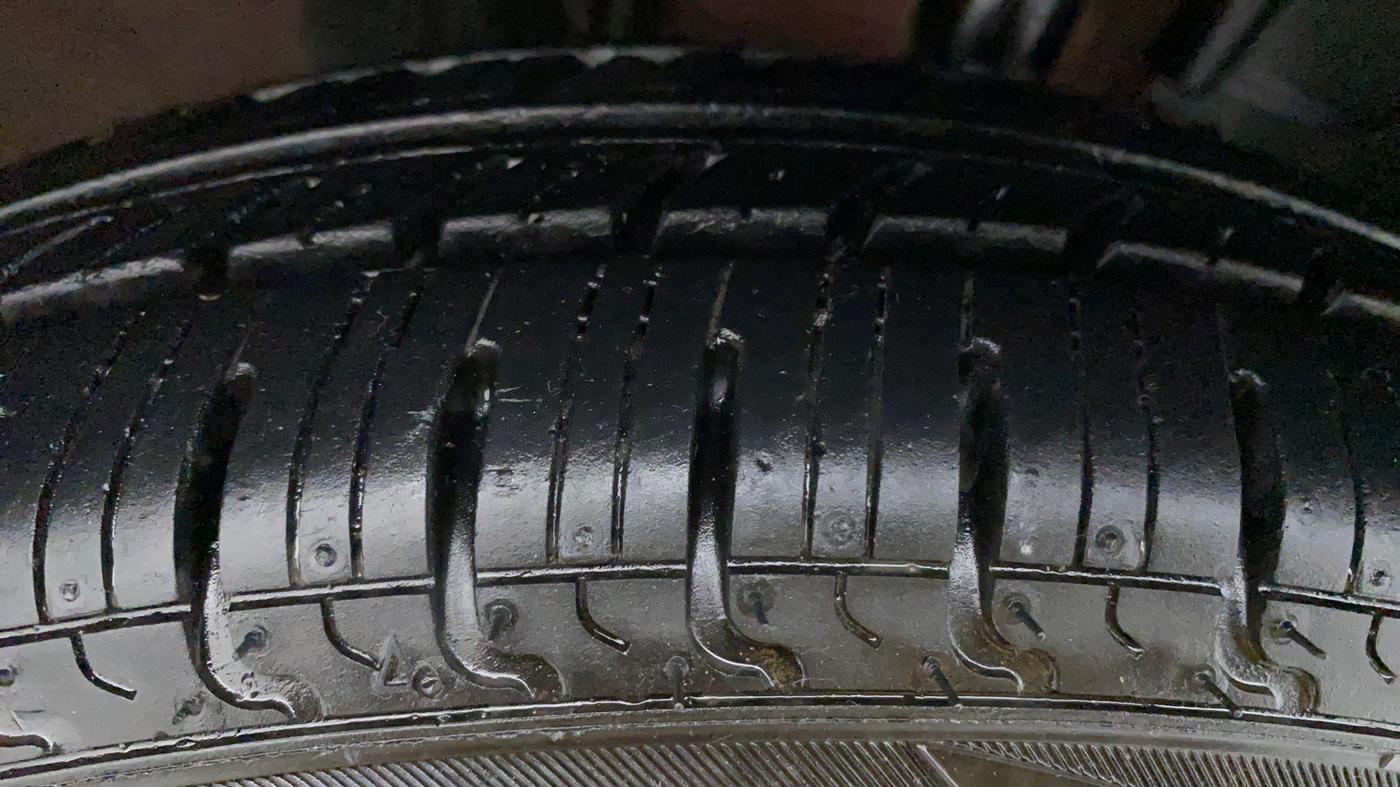 2017 Renault Kwid RXT, Petrol, Manual, 1,111 km, Left Front Tyre Tread