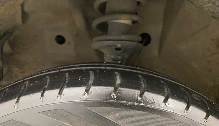 2017 Maruti Wagon R 1.0 LXI CNG, CNG, Manual, 1,04,395 km, Left Front Tyre Tread