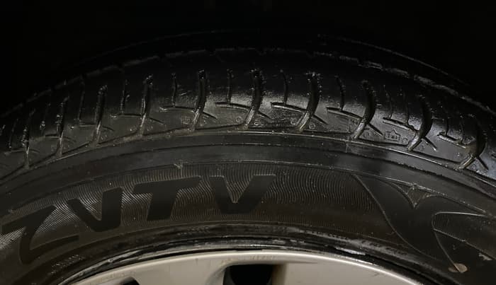 2017 Maruti Baleno DELTA PETROL 1.2, Petrol, Manual, 33,047 km, Left Front Tyre Tread