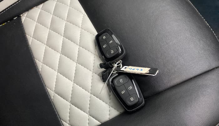 2023 Tata ALTROZ XZ + SUNROOF, Petrol, Manual, 32,388 km, Key Close Up