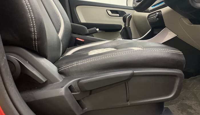 2023 Tata ALTROZ XZ + SUNROOF, Petrol, Manual, 32,388 km, Driver Side Adjustment Panel