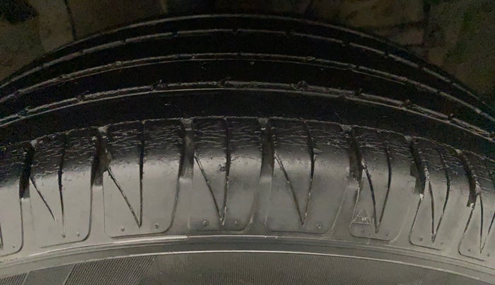 2016 Maruti Vitara Brezza ZDI PLUS DUAL TONE, Diesel, Manual, 69,291 km, Left Front Tyre Tread