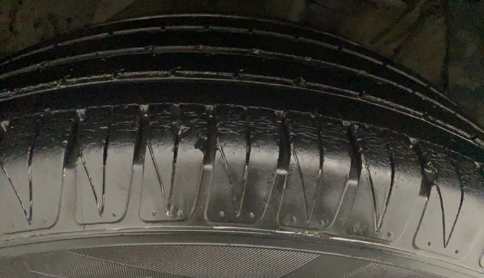 2016 Maruti Vitara Brezza ZDI PLUS DUAL TONE, Diesel, Manual, 69,291 km, Right Rear Tyre Tread