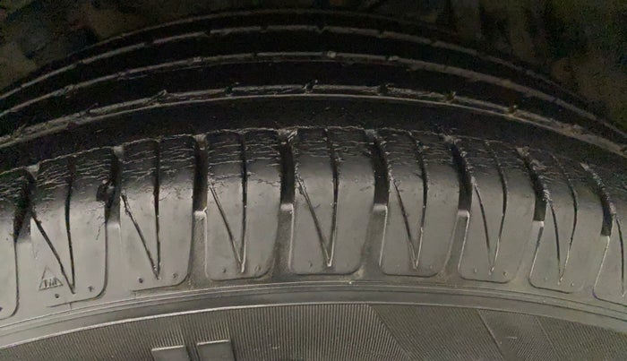 2016 Maruti Vitara Brezza ZDI PLUS DUAL TONE, Diesel, Manual, 69,291 km, Left Rear Tyre Tread