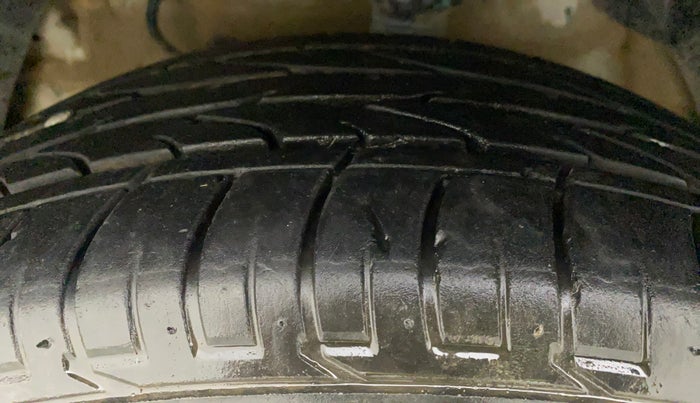 2020 Mahindra XUV300 W6 1.2 PETROL, Petrol, Manual, 35,345 km, Left Front Tyre Tread
