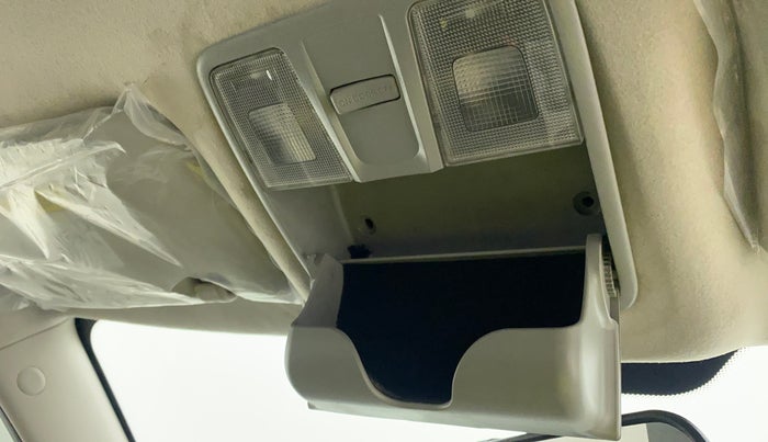 2020 Mahindra XUV300 W6 1.2 PETROL, Petrol, Manual, 35,345 km, Ceiling - Sun Glass Holder not working
