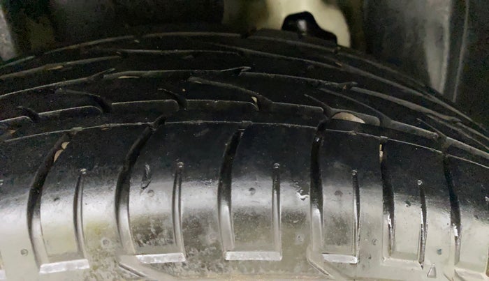 2020 Mahindra XUV300 W6 1.2 PETROL, Petrol, Manual, 35,345 km, Right Rear Tyre Tread