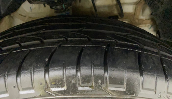 2020 Mahindra XUV300 W6 1.2 PETROL, Petrol, Manual, 35,345 km, Right Front Tyre Tread