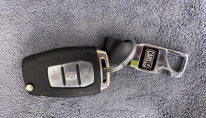 2020 Mahindra XUV300 W6 1.2 PETROL, Petrol, Manual, 35,345 km, Key Close Up