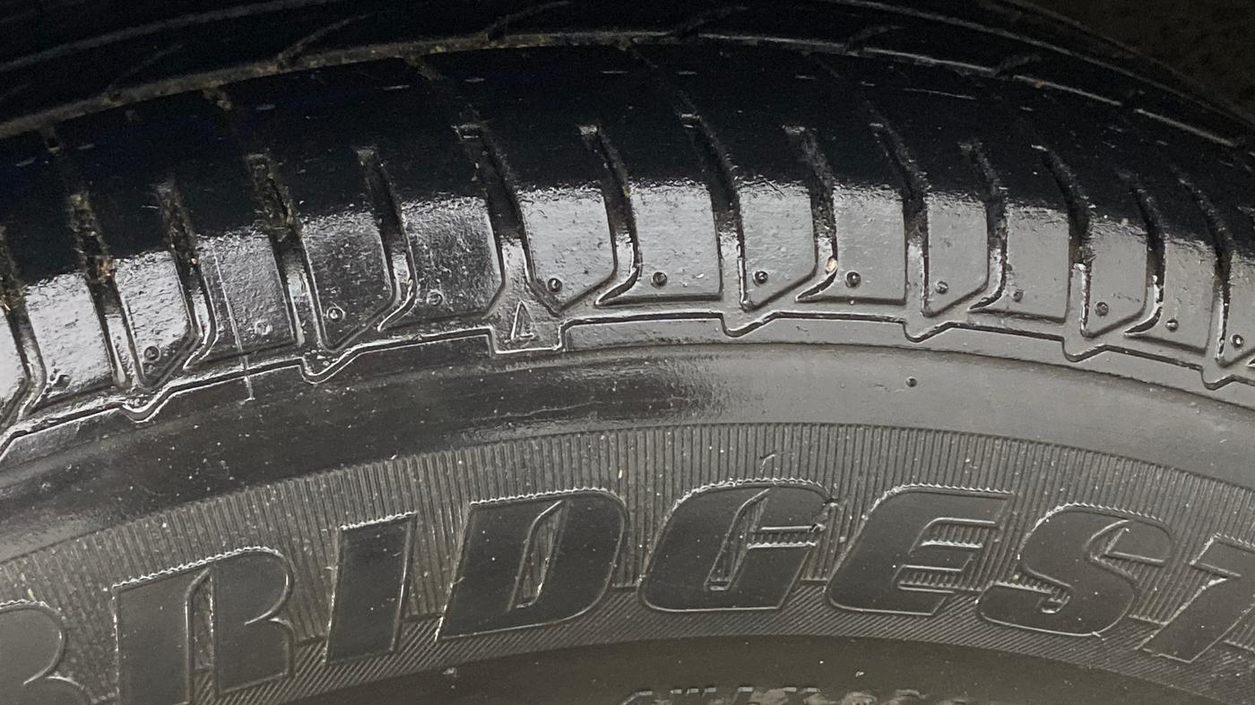 2014 Maruti Ciaz ZXI, Petrol, Manual, 1,02,537 km, Left Front Tyre Tread