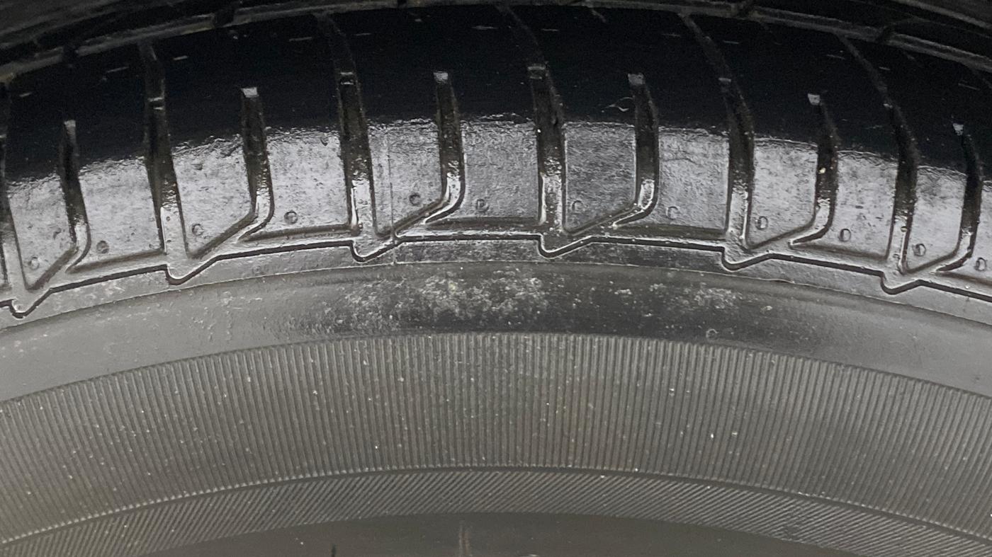 2014 Maruti Ciaz ZXI, Petrol, Manual, 1,02,537 km, Right Rear Tyre Tread