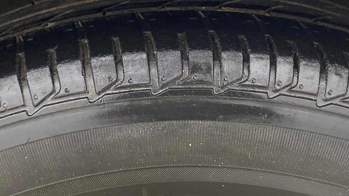 2014 Maruti Ciaz ZXI, Petrol, Manual, 1,02,537 km, Right Front Tyre Tread