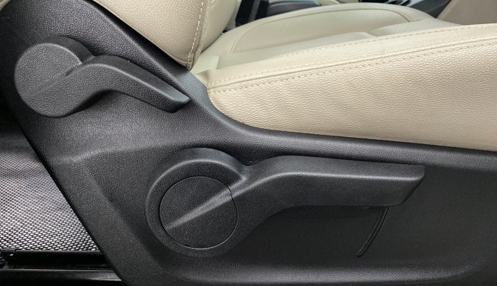 2018 Mahindra MARAZZO M8 7 STR, Diesel, Manual, 32,923 km, Driver Side Adjustment Panel