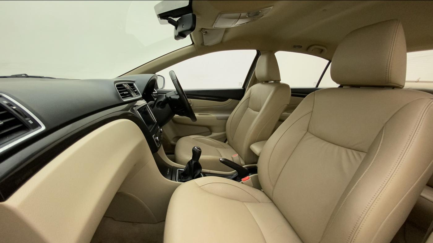 2016 Maruti Ciaz ZXI+, Petrol, Manual, 44,593 km, Right Side Front Door Cabin