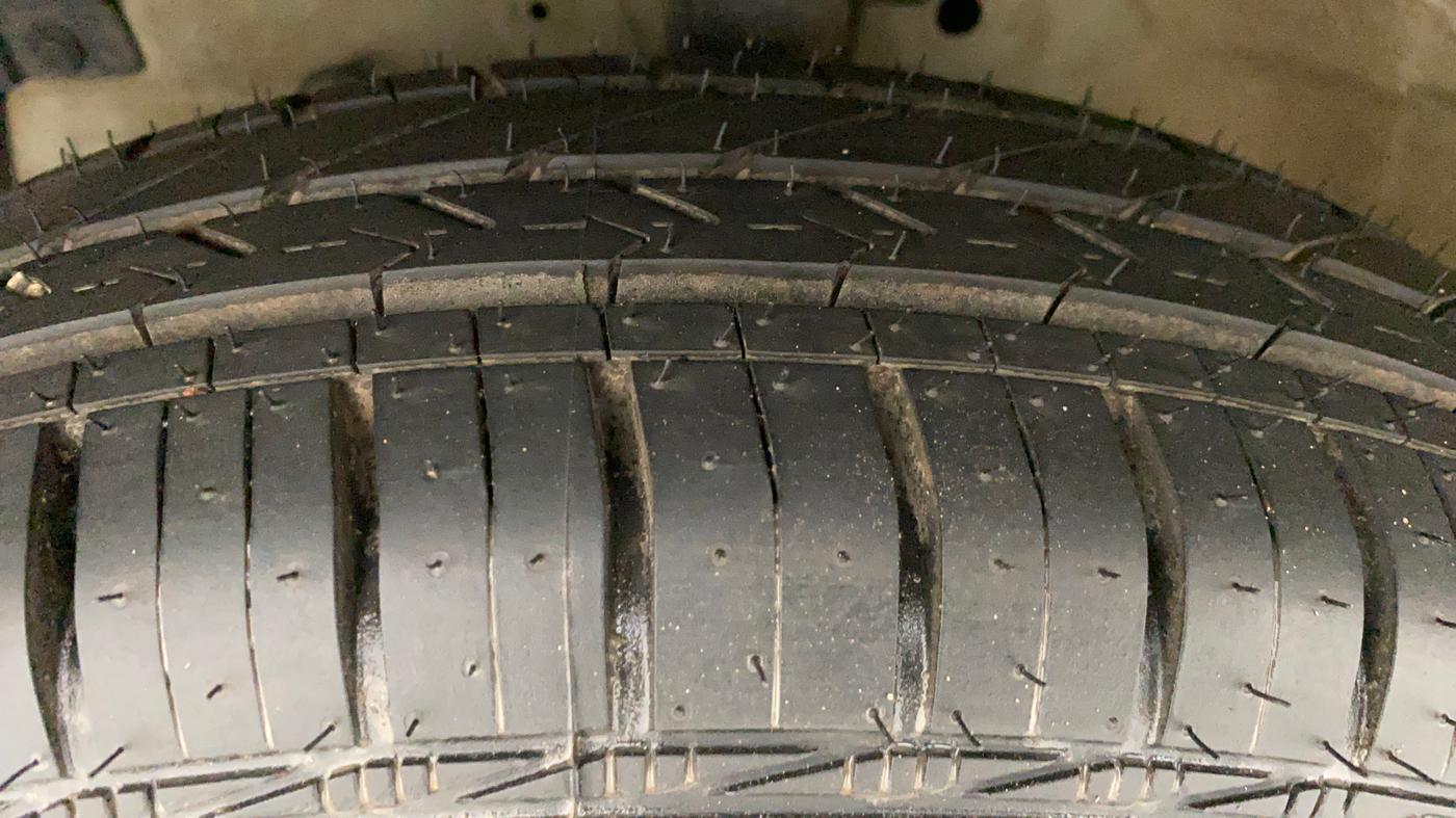 2014 Maruti Swift VXI, Petrol, Manual, 1,13,920 km, Left Front Tyre Tread