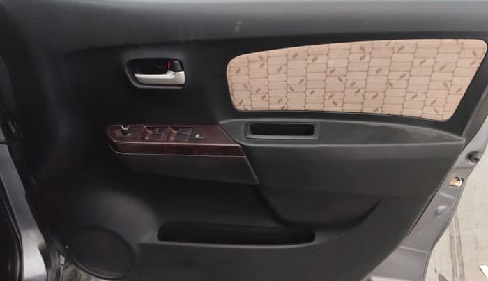 2017 Maruti Wagon R 1.0 VXI, Petrol, Manual, 48,295 km, Driver Side Door Panels Control