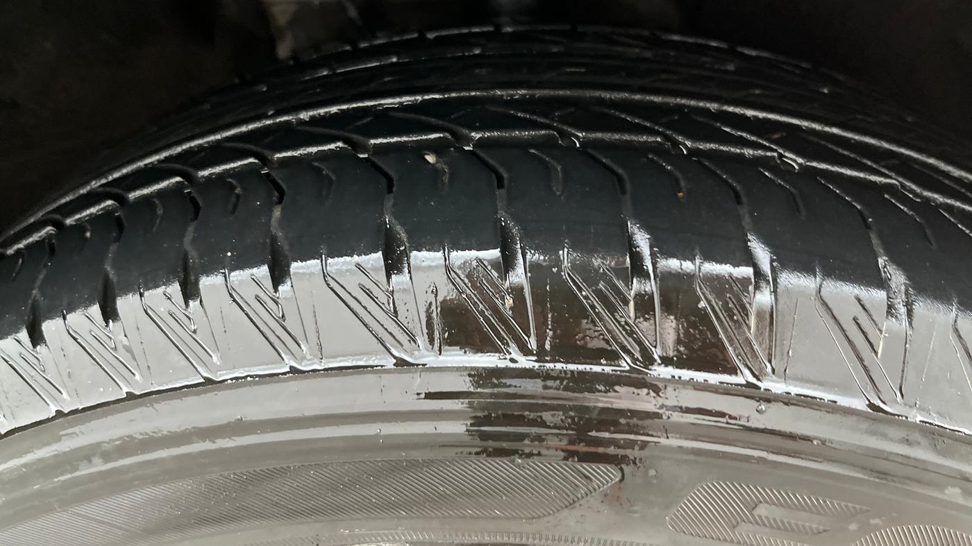 2022 Mahindra XUV700 AX 7 P AT 7 STR, Petrol, Automatic, 78,980 km, Right Front Tyre Tread