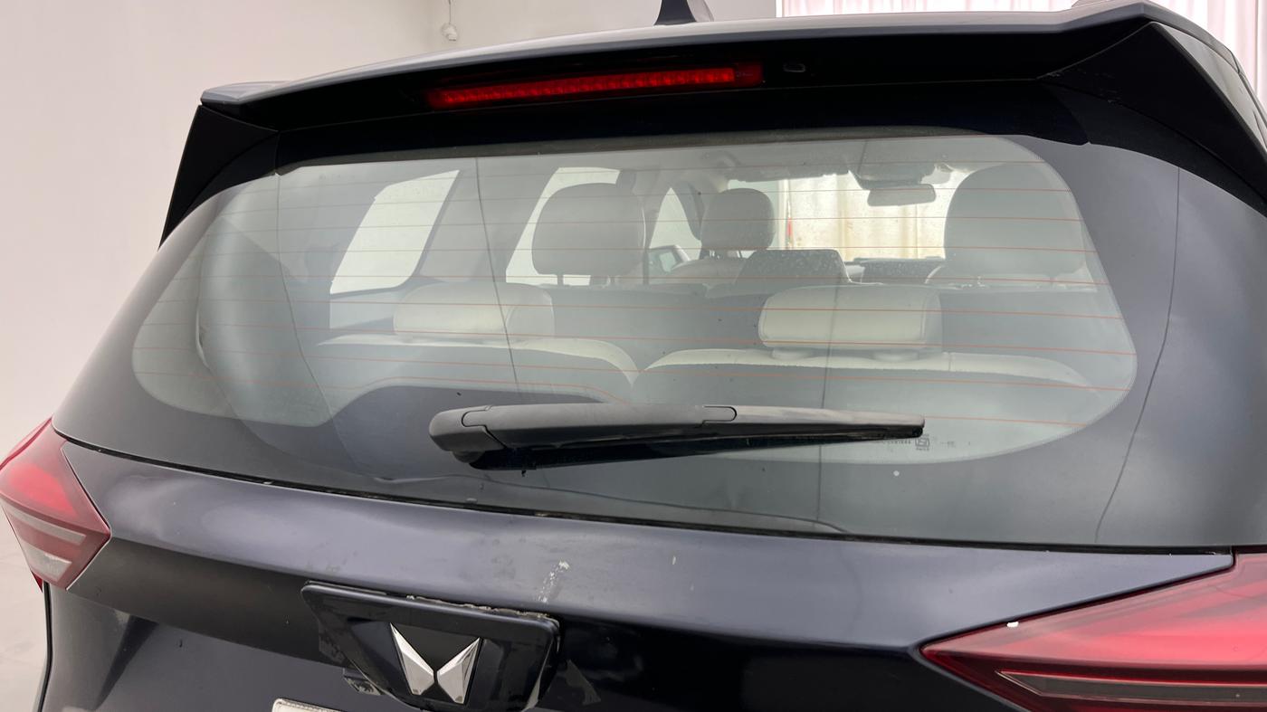 2022 Mahindra XUV700 AX 7 P AT 7 STR, Petrol, Automatic, 78,980 km, Rear Wiper