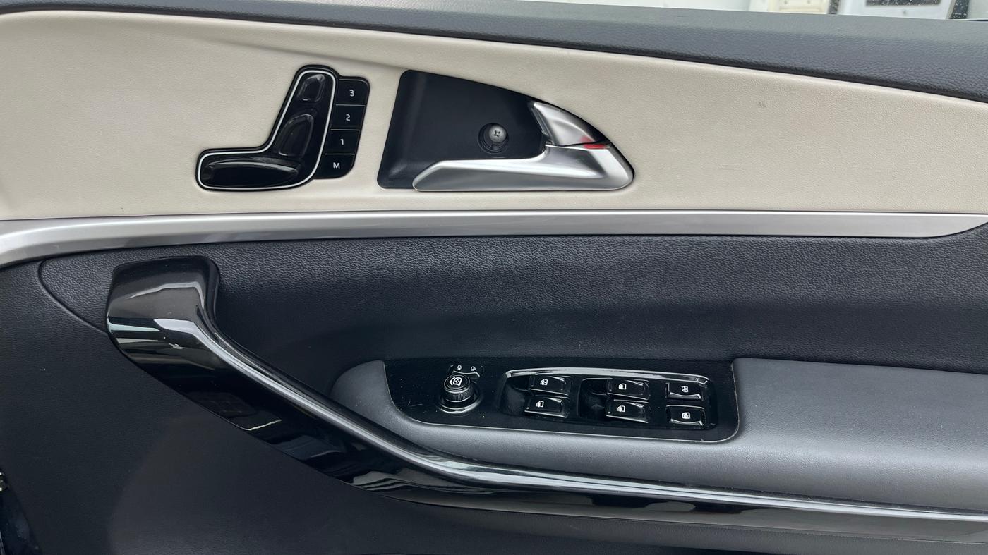 2022 Mahindra XUV700 AX 7 P AT 7 STR, Petrol, Automatic, 78,980 km, Driver Side Door Panels Control